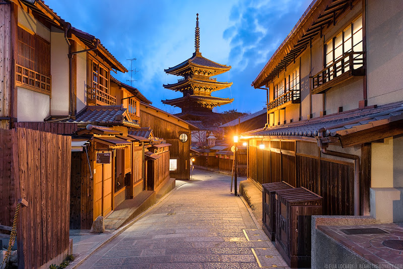 The ancient streets of Kyoto are beautiful at night. Photographer Elia Locardi