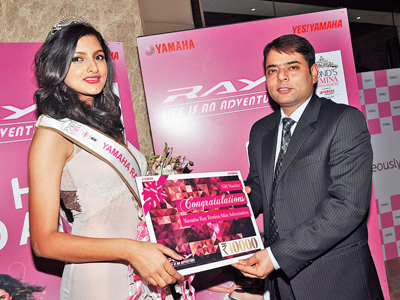 Yamaha Ray Femina Miss Adventurous: Yoshiki Sindhar (L) crowned by Vijay Kaul - senior marketing manager - India Yamaha Motor Pvt Ltd.