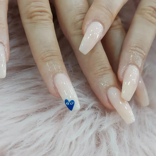Gorgeous Looking Nails logo