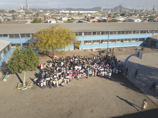 Liceo Técnico Profesional Lucila Godoy Alcayaga, Suiza 2692. Hualpen, Hualpen, Región del Bío Bío, Chile, Escuela secundaria | Bíobío