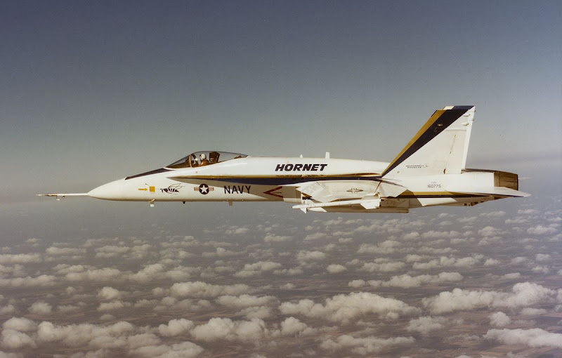 North American F-107 FA-18-Hornet-prototipo
