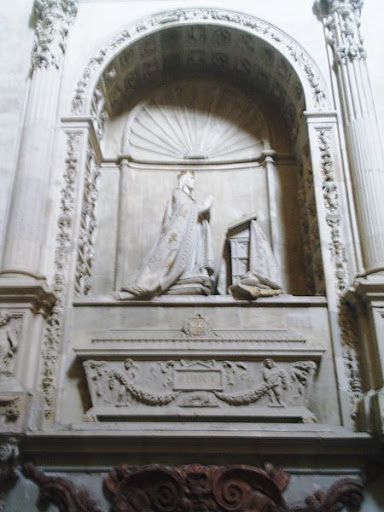 mausoleo de Alfonso , contiene la urna que aloja los restos del Rey Sabio,en cuyo frontal se encuentra una cartela donde se lee Alfonso X el Sabio. Sobre la urna se sitúa la imagen orante del rey
