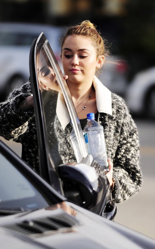 Miley Cyrus - Página 7 Miley-cyrus-120111-11