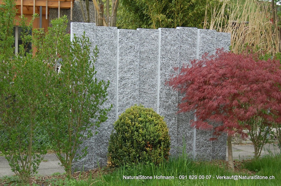Tessiner Granit Stelen als Sichtschutz Wand
