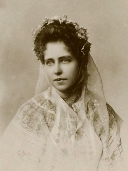 Regina Maria a României în costum popular - Queen Marie of Romania dressed in traditional costume Regina Maria a României în costum popular - Queen Marie of Romania dressed in traditional costume