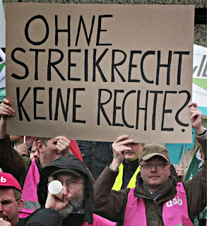 Protestierende Beamt mit Schild: »Ohne Streikrecht keine Rechte!«.