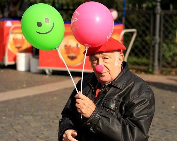 Дедушка клоун. Грустный клоун с шариком. Воздушный шар грустный клоун.