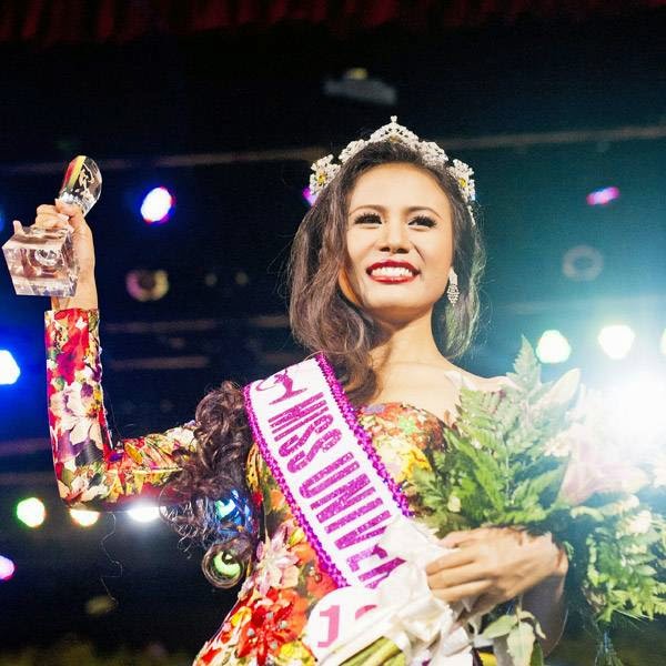 Sharr Htut Eaindra poses with her award after becoming the new Miss Universe Myanmar during the 2014 Miss Universe competition at Myanmar's National Theatre in Yangon on July 26, 2014. 