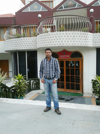 Hotel Rishabh, Tapovan, Laxman Jhula, Opp. Anand Dham, Rishikesh, Uttarakhand 249201, India, Hotel, state UK