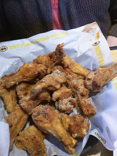 Chicken Wings Restaurant «Buffalo Wild Wings», reviews and photos, 3625 N Central Expy Suite 100, Plano, TX 75023, USA