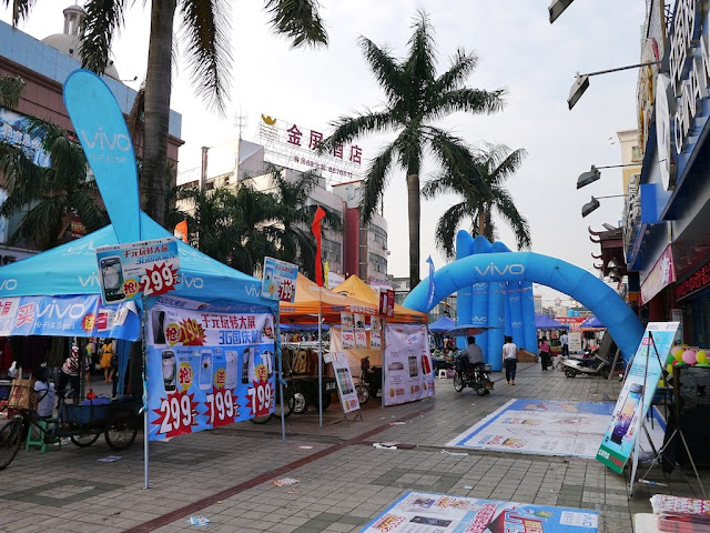 a Vivo sales promotion tent and several Vivo inflatable arches in Zhuhai