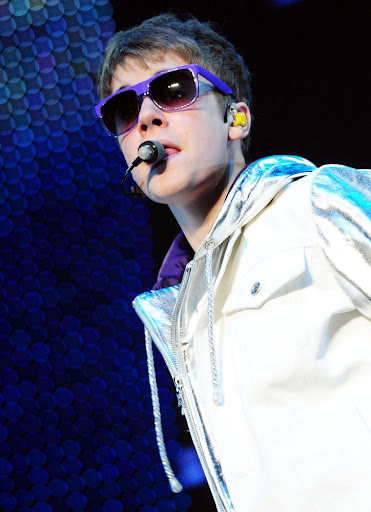justin bieber wallpaper purple 2011. hot Justin Bieber wearing purple justin bieber wallpaper purple 2011. images