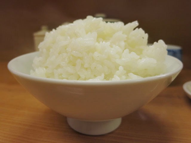 大きめの茶碗にテンコ盛りの御飯