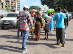 Des familles refoulées de Brazzaville  cherchant à rejoindre leurs proches le 24/04/2014 à l’entrée principale de l’ex- port Onatra à Kinshasa. Radio Okapi/Ph. John Bompengo