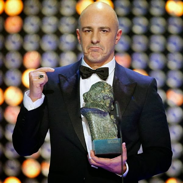 Roberto Alamo reacts as he holds the Best Supporting Actor award during the Spanish Film Academy's Goya Film Awards 2014, held in Madrid.