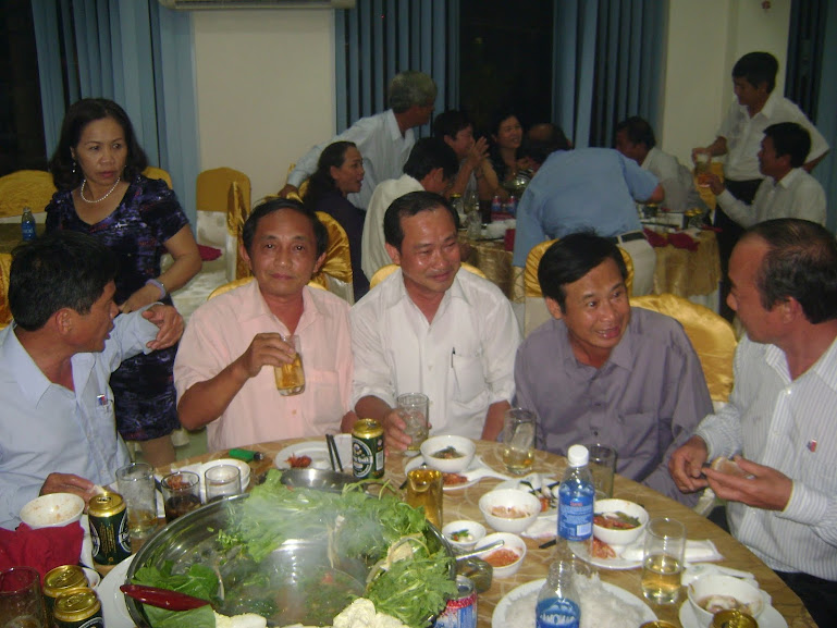 Các anh chị Cựu HS khóa 77 - 78 - 79 tại đám cưới con trai anh Cảnh (77) và chị Lắm (79) DSC09271