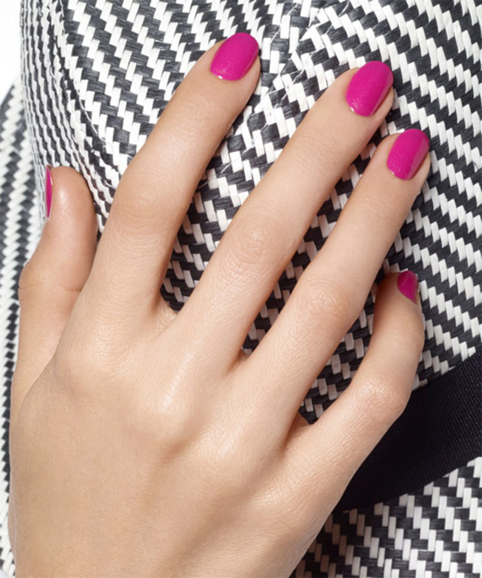 violetter Nagellack, schlichte und schöne Fingernägel, Ideen für Sommer Nageldesign
