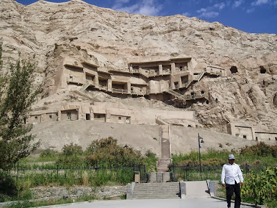 シルクロード旅行記・新疆ウイグル|クチャ郊外 キジル千仏洞は内部のカメラ撮影禁止のはずだが…