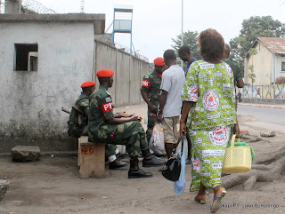 Des visiteurs sollicitant l’entrée à la prison militaire de Ndolo le 10/09/2013 à Kinshasa. Radio Okapi/Ph. John Bompengo