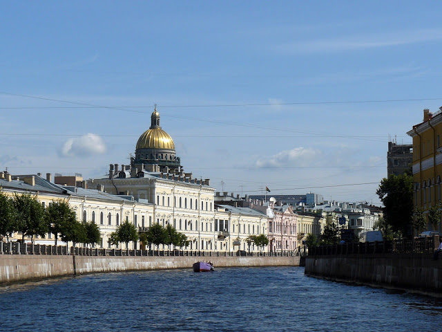 Battello sui canali di San Pietroburgo