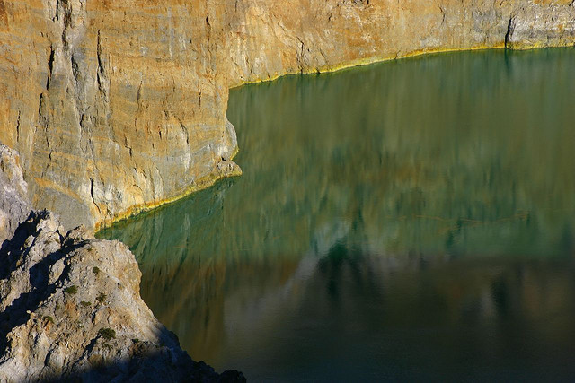 البحيرات العجيبة الملونة Kelimutu%2520Indonesia%2520volcanic%2520Lakes%2520three%2520colours%252018