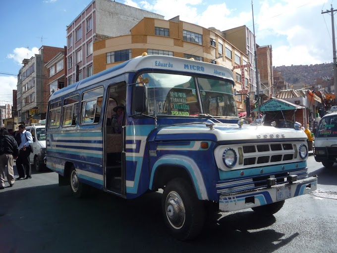Los micros en La Paz, tradicional transporte paceño