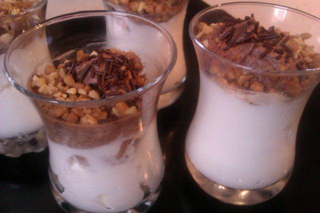 Vasitos de nata y mousse de chocolate con crocante de almendras en Vasitos de yogur con manzana