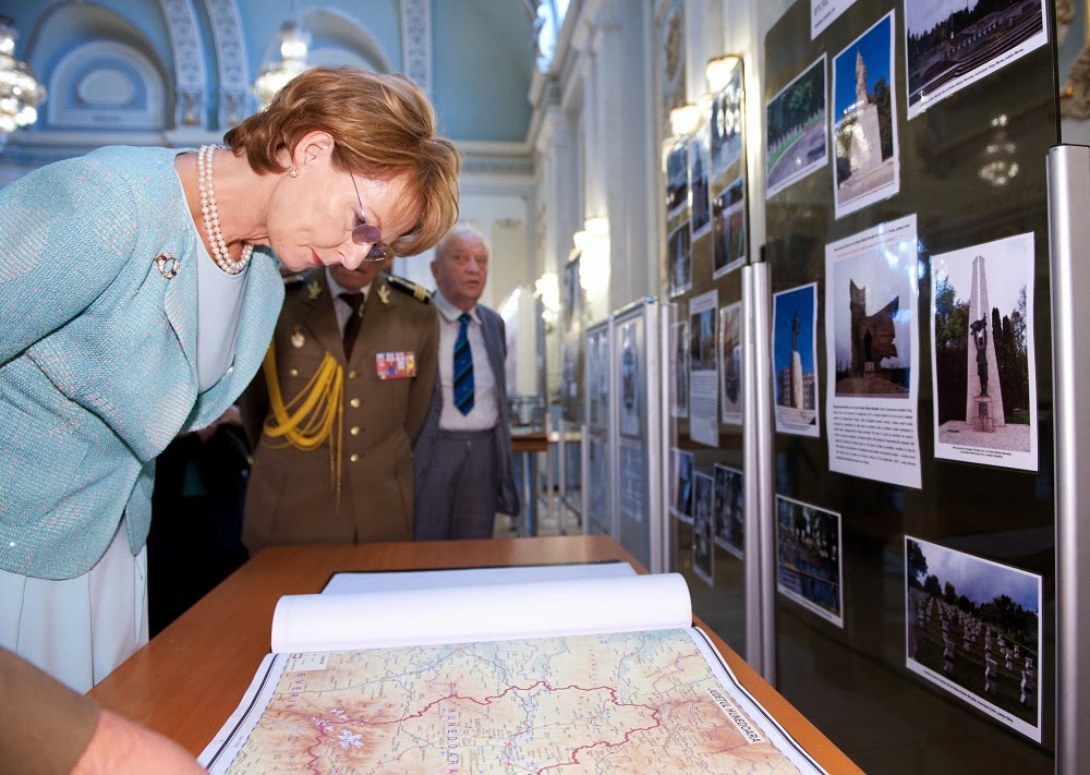 FOTO Principesa Margareta, la expoziția 70 de ani de la luptele de eliberare a teritoriului național, la Senatul României Principesa Margareta, la expoziția 70 de ani de la luptele de eliberare a teritoriului național, la Senatul României