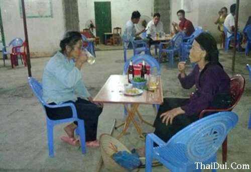Thơ lục bát chế họa tranh ảnh vui, tiếu lâm, khó đỡ nhất Thơ lục bát chế về các cụ già uống bia