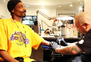 Snoop+dogg+geting+a+nate+dogg+tattoo.bmp