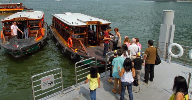 Explore Singapore through a boat cruise