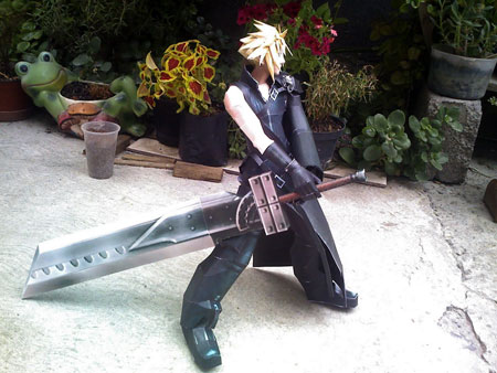 Origami + Papercraft Final Fantasy! Final-fantasy-advent-children-cloud-strife-papercraft