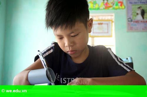 Hình 1: Cậu học trò viết chữ bằng ống nhựa Hình 1: Cậu học trò viết chữ bằng ống nhựa