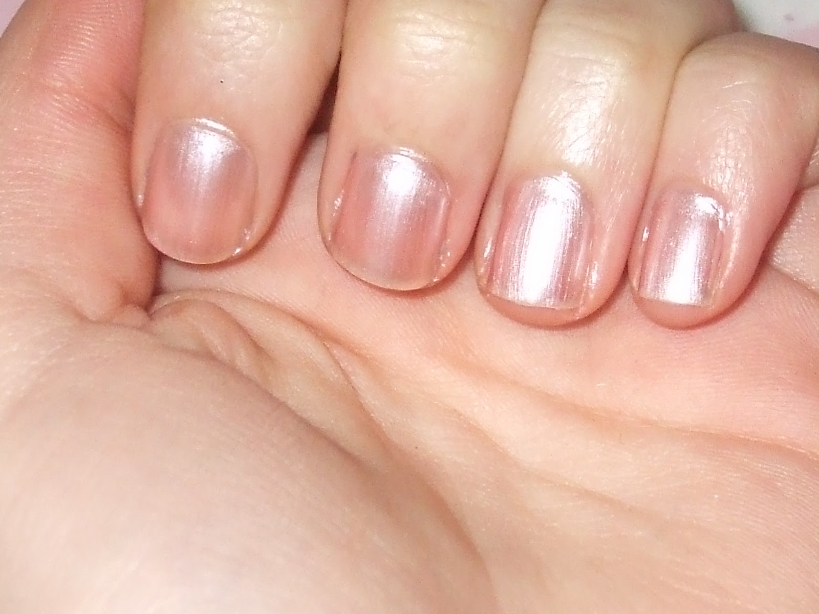 first of all aplly a base coat then use the lighter color all over the nail and wait until its dry - Manicura Francesa Facil first of all aplly a base coat then use the lighter color all over the nail and wait until its dry - Manicura Francesa Facil