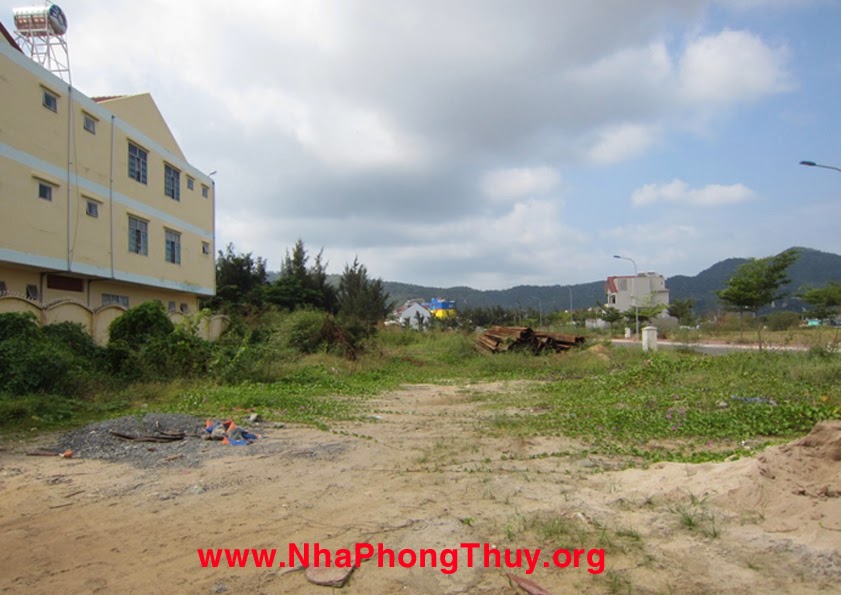 Bên trái lô đất hướng tây nam là dãy biệt thự chưa xây