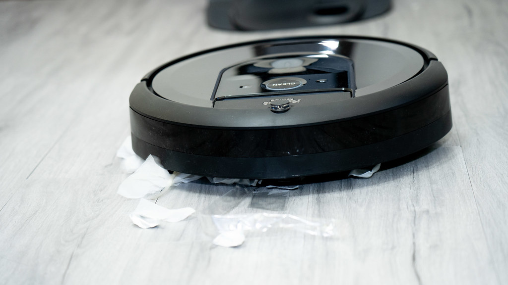 還在自己倒垃圾?iRobot Roomba i7+ 掃地機器人開箱!自動倒垃圾不沾手啦~ 還在自己倒垃圾?iRobot Roomba i7+ 掃地機器人開箱!自動倒垃圾不沾手啦~