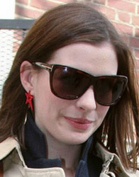 Anne Hathaway com óculos de sol