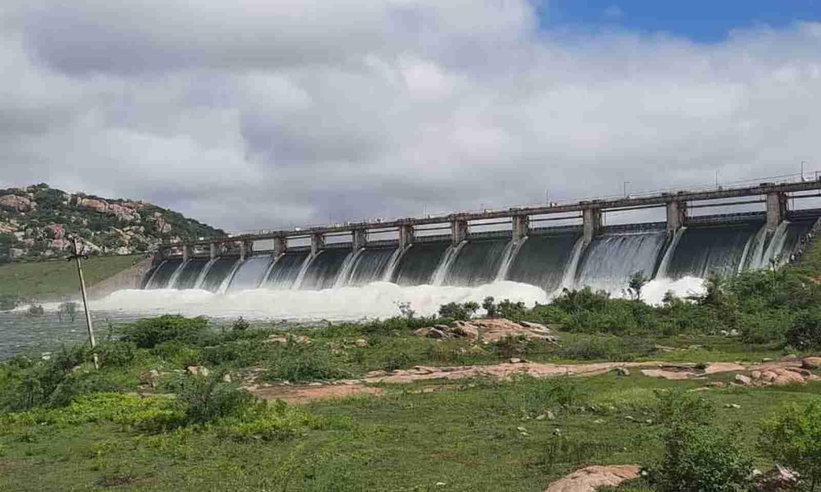 Narayanpet: 11 sluice gates of Koilsagar lifted