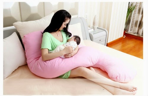 Mẹ sinh con dùng gối chữ U thật tiện Gối bà bầu chữ U sử dụng ngay cả sau khi sinh con