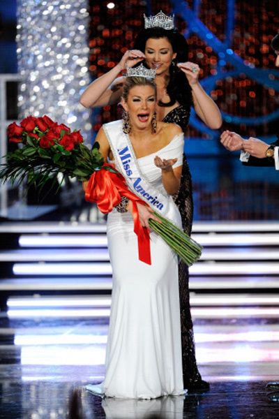 Miss America 2012 Laura Kaeppeler crowns Mallory Hytes Hagan of New York the new Miss America during the 2013 Miss America Pageant at PH Live at Planet Hollywood Resort & Casino on January 12, 2013 in Las Vegas, Nevada. 