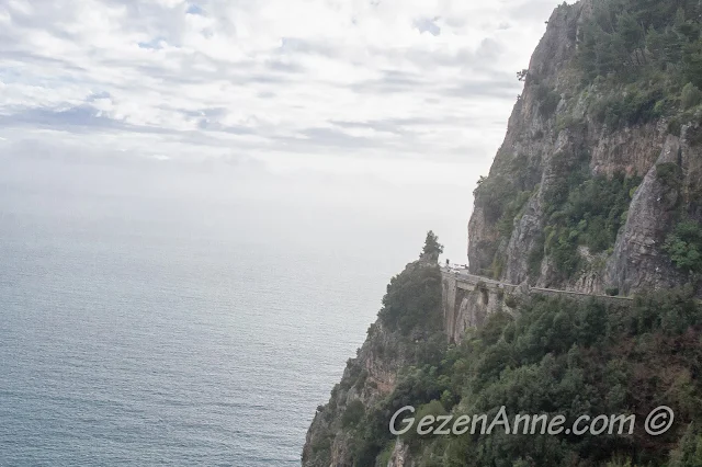 Amalfi kıyılarındaki zorlu yollar