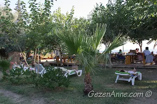 Datça, Mesudiye, Gabaklar Pansiyon'un sahildeki masaları