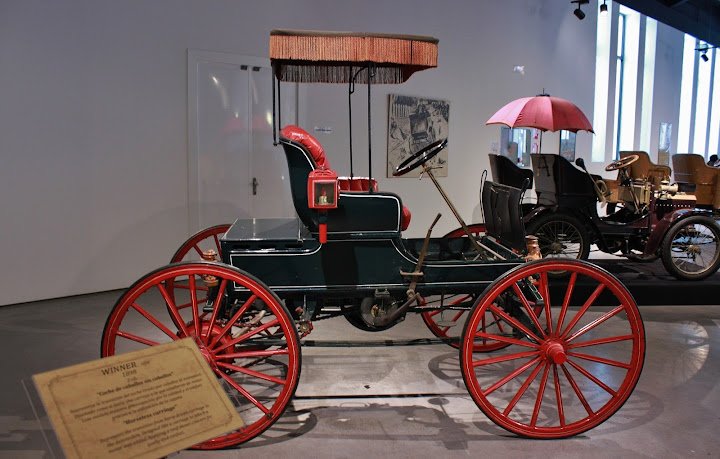 Автомобильный музей Малаги: старинные авто и винтажные шляпки (много фото).