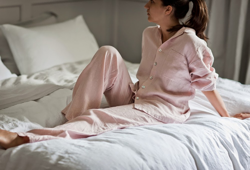 Как получить пижаму. Кейт Бекинсейл в шелковой пижаме. Пижама женская. Девушка в пижаме на кровати. Пижама женская в постели.