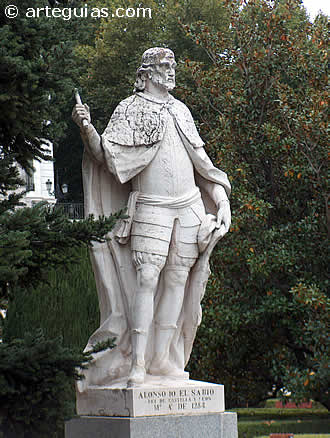 Estatua de Alfonso X El Sabio en Madrid