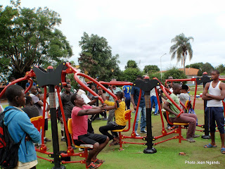 Des jeunes gens en pleine activité sportive au Square Arthur Forrest à Lubumbashi Avril 2014 (Photo Jean Ngandu)