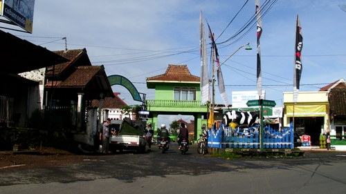 Rombongan diturunkan di Patung Sapi, Pujon yang terletak di Kabupaten Malang.