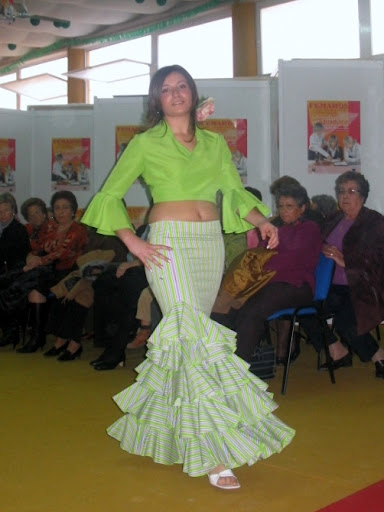 بالصور // عرض أزياء أندلسى للملابس التقليدية (( فتيات وسيدات )) فقط من أمواج DESFILE%25252033