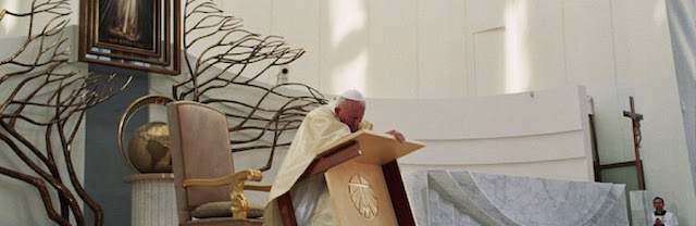 Juan Pablo II en la ceremonia de Consagración del Santuario de la Divina Misericordia de Cracovia-Łagiewnikach