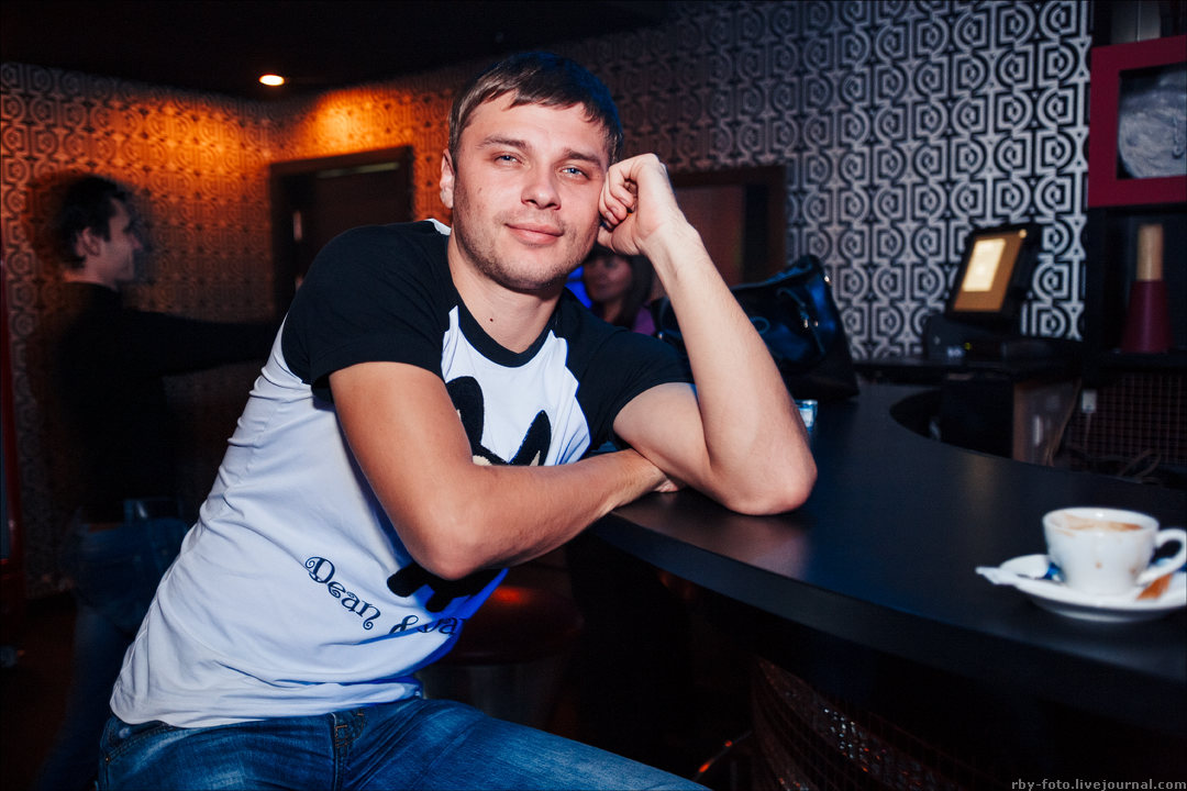 Сходил вчера в клуб. Чуть не оглох, да ещё и на мужской стриптиз попал, блин. :)